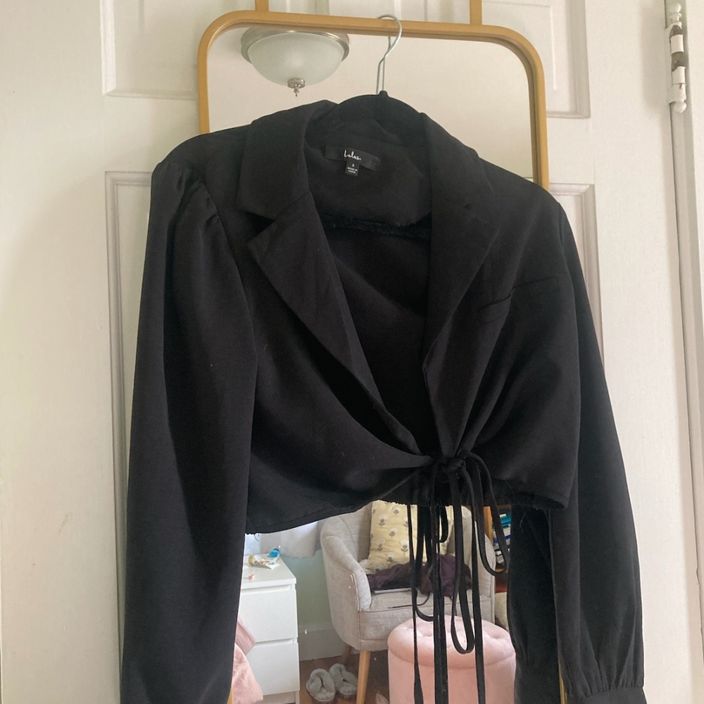 Lulu's Black Collared Wrap Crop Top